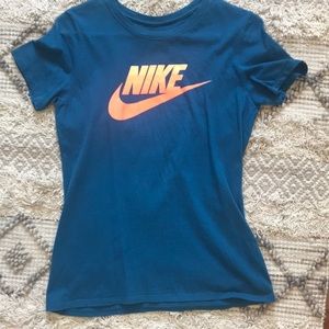 S/M women’s Nike tee